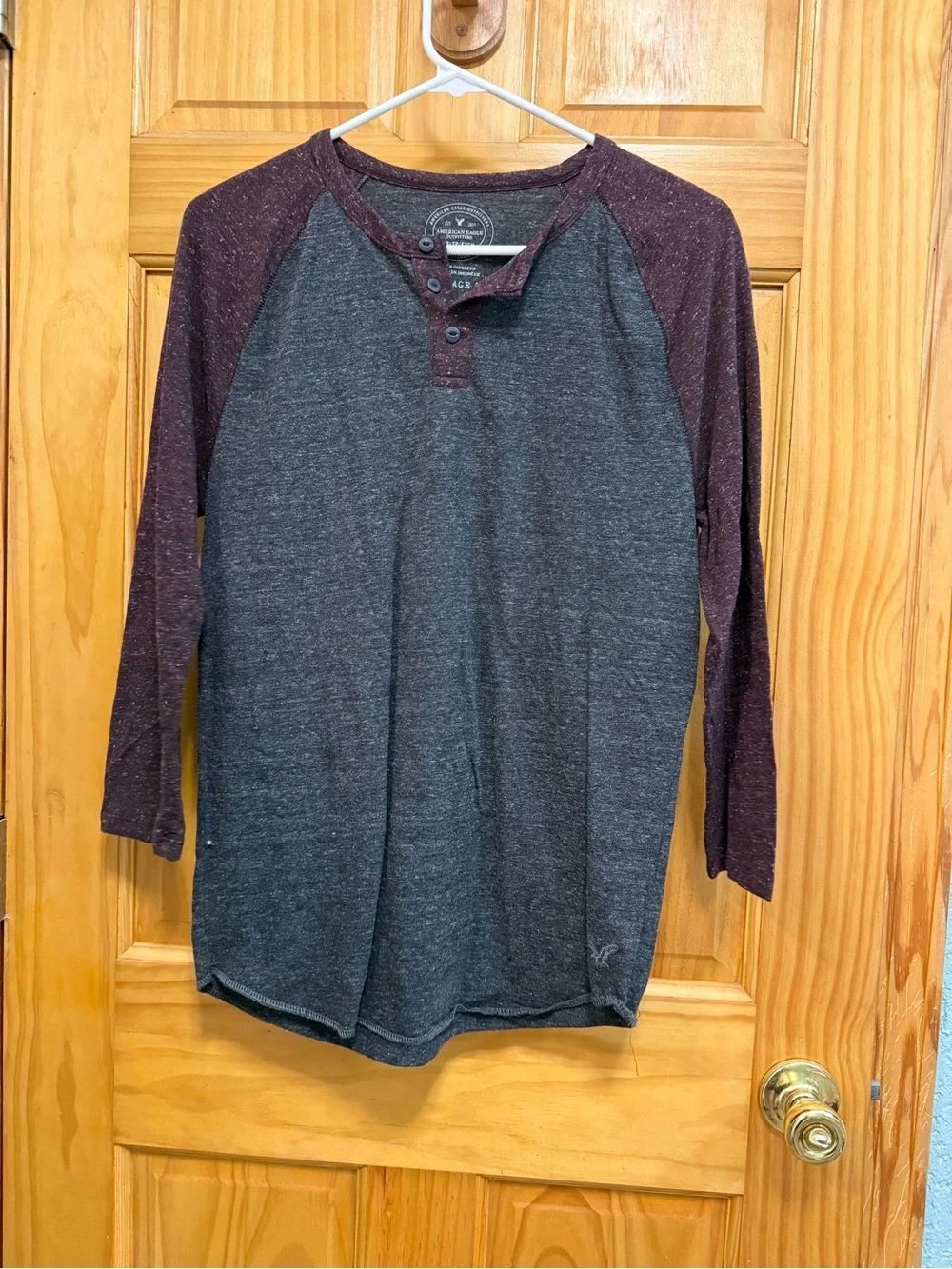 American Eagle men’s Henley Raglan Shirt - Charcoal & Burgundy size XS